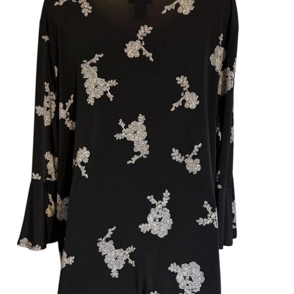 Carmen Marc Valvo Black/Gray White Floral Top FLUTED Sleeves PLUS: 2X #6 - Picture 4 of 6